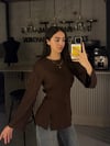 KAHVE BEL BAĞLAMALI ÇİFT YIRTMAÇLI BLUZ 