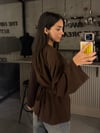 KAHVE BEL BAĞLAMALI ÇİFT YIRTMAÇLI BLUZ 