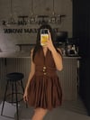 KAHVE BOYUN BAĞLAMALI GOLD DETAY ELBİSE