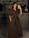 KAHVE DÜĞMELİ BEL DETAY MAXİ BOY ELBİSE 