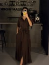 KAHVE DÜĞMELİ BEL DETAY MAXİ BOY ELBİSE 