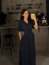 LACİVERT DÜĞMELİ BEL DETAY MAXİ BOY ELBİSE 