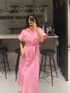 PEMBE MÜSLİN KUMAŞ BAĞLAMALI ELBİSE