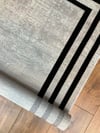 TİCİMAXSARAZ HALIÇerçeve Model Bambu Yıkanabilir Parlak Halı Siyah Çizgi