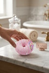 Kiraz Özlü Donut Banyo Bombası – Nemlendirici & Efervesan Banyo Topu