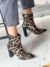 ALLY LEOPAR SİYAH DETAYLI TOPUKLU BOT BOTTİE