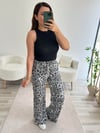 GRİ LEOPAR DESENLİ SATEN DOKULU DÖKÜMLÜ PANTOLON