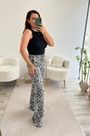 GRİ LEOPAR DESENLİ SATEN DOKULU DÖKÜMLÜ PANTOLON