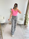 GRİ LEOPAR DESENLİ SATEN DOKULU DÖKÜMLÜ PANTOLON