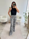 GRİ LEOPAR DESENLİ SATEN DOKULU DÖKÜMLÜ PANTOLON