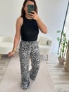 GRİ LEOPAR DESENLİ SATEN DOKULU DÖKÜMLÜ PANTOLON