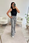 GRİ LEOPAR DESENLİ SATEN DOKULU DÖKÜMLÜ PANTOLON