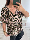 Leopar Desenli V Yaka Basic Tişört