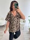Leopar Desenli V Yaka Basic Tişört