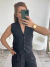 SİYAH DÜĞME KAPAMALI YELEK