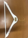 200 adet beyaz elbise askısı, 100 adet beyaz etek askısı, 50 adet 3 cm beyaz kaban askısı gold amerikan kanca gold plaka