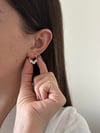 Minimal Taşlı Çiçek Küpe
