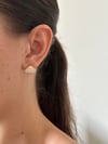 Minimal Taşlı Midye Küpe