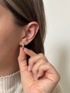 Taşlı Zımbalı İnce Küpe Gold