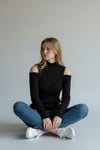 ON FASHION 26K.ON.KZK.60398.01 OMUZLARI AÇIK ZİNCİRLİ DİK YAKA KAZAK - SİYAH