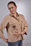 BONCUK İŞLEMELİ AÇIK KAHVERENGİ GÖMLEK GOM02