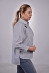 FÜME GRİ BEYAZ ÇİZGİLİ NAKIŞLI VE BONCUKLU GÖMLEK GOM01