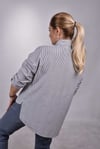 FÜME GRİ BEYAZ ÇİZGİLİ NAKIŞLI VE BONCUKLU GÖMLEK GOM01