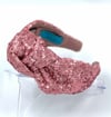 PULLU VE PAYETLİ DÜĞÜMLÜ PEMBE TAÇ PUL02