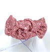 PULLU VE PAYETLİ DÜĞÜMLÜ PEMBE TAÇ PUL02