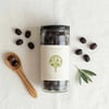 Ayolis Premium Bebek Zeytini 275 g siyah zeytin ve zeytin dalı ile sunum