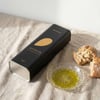 Ayolis Premium Gurme Ayvalık 2 litre zeytinyağı ile ekmek ve zeytinyağı sunumu