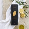 Ayolis Premium Gurme Memecik 2 litre zeytinyağı tenekesi, limon ve zeytin dalı ile sunum