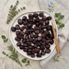 Tabakta sunulan Ayolis Premium Gurme Yağlı Salamura Siyah Zeytin M 10 Kg