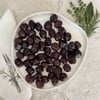 Tabakta sunulan Ayolis Premium Gurme Yağlı Salamura Siyah Zeytin L 650 g