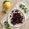 Tabakta sunulan Ayolis Premium Gurme Yağlı Salamura Siyah Zeytin S 1700 g