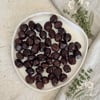 Tabakta sunulan Ayolis Premium Gurme Yağlı Salamura Siyah Zeytin L 950 g