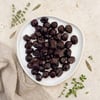 Ayolis Gemlik Siyah Zeytin XL 650 g tabakta doğal sunum