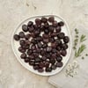 Tabakta sunulan Ayolis Premium Gurme Yağlı Salamura Siyah Zeytin M 1700 g