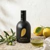 Ayolis organik 500 ml zeytinyağı şişesi ve limon ile sunum