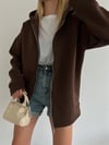 BUSEMKadın Kapüşonlu Üç İplik Owersize Fermuarlı Sweatshirt KahverengiSweatshirtBusem Kadın Kapüşonlu Üç İplik Owersize Fermuarlı Sweatshirt Kahverengi / stalibutik