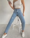 STALİKadın Lazer Kesim Paça Püsküllü Mom Kot Pantolon Buz MaviPantolonStockport Kadın Lazer Kesim Paça Püsküllü Mom Kot Pantolon Buz Mavi / Stalibutik