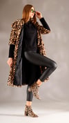 Kolları Trikolu Peluş CeketshE TekstilKolları Trikolu Leoparlı Peluş Ceket