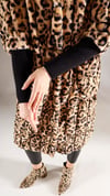 Kolları Trikolu Peluş CeketshE TekstilKolları Trikolu Leoparlı Peluş Ceket