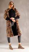 Kolları Trikolu Peluş CeketshE TekstilKolları Trikolu Leoparlı Peluş Ceket