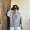 KABARTMA YAZI DETAYLI ÇELİK ÖRGÜ KAPÜŞONLU SWEATSHIRT - Gri