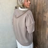 KABARTMA YAZI DETAYLI ÇELİK ÖRGÜ KAPÜŞONLU SWEATSHIRT - Vizon