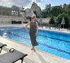 ENİNE ÇİZGİLİ YIRTMAÇLI ESNEK ELBİSE