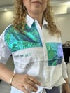 ÖNÜ FOSFORLU YAZI DETAYLI BEYAZ GÖMLEK