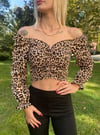  Kadın Ön Büzgü Leopar  Uzun Kollu Madonna Yaka Crop Bluz