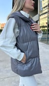 KADIN  GRİ KAPÜŞONLU ŞİŞME YELEK